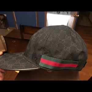 Gucci hat like new .